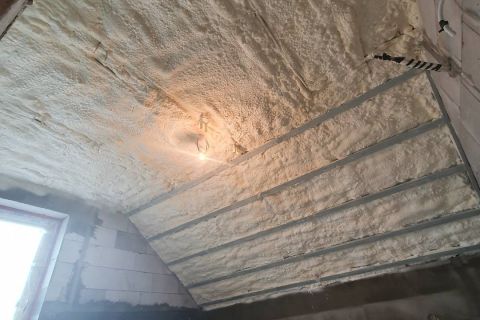 Izolace stropů RD měkkou PUR pěnou